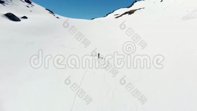 空中飞行：飞越徒步旅行者，朝<strong>雪山顶</strong>走去，滑<strong>雪</strong>观光登山<strong>雪</strong>山，阿尔卑斯山全景